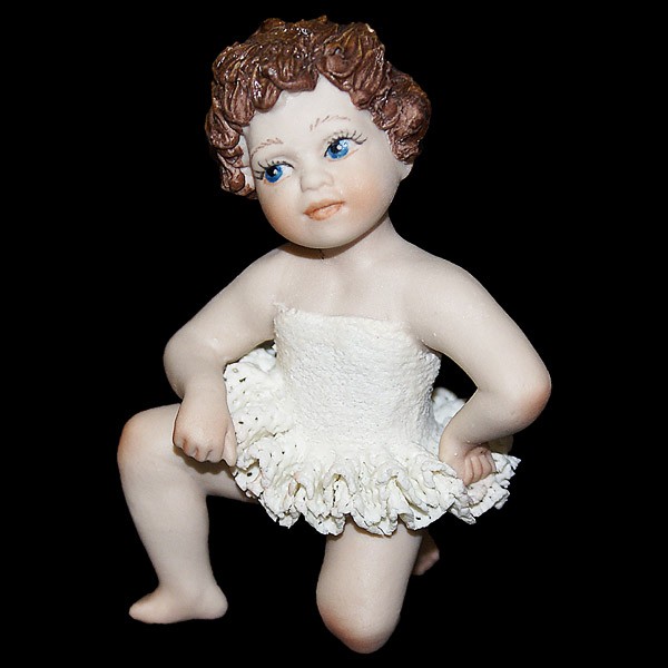 Коллекционная фарфоровая кукла "Девочка балерина", высота 9 см.