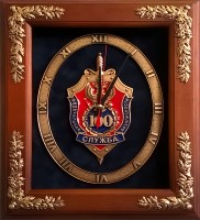 Настенные часы "100 лет ФСБ" в деревянной раме