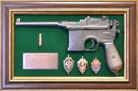 Панно с пистолетом "Маузер со знаками ФСБ" в подарочном футляре