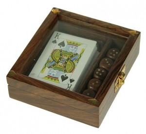 Набор карт и кубиков для покера в деревянной шкатулке