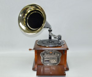Оригинальный граммофон в стиле ретро 50-х годов 